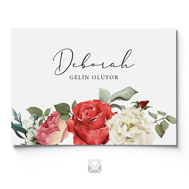 Weiße Hochzeitseinladung mit einem eleganten Blumenarrangement unten und 'Deborah GELIN OLUYOR' in geschwungener Schrift oben.