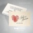 Parmak izleri ile oluşturulmuş kalp motifli kına davetiye kartı